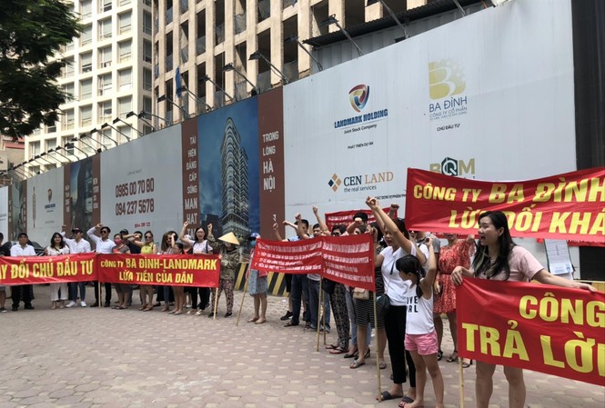 Dự án chung cư chậm tiến độ: Chưa thấy chủ đầu tư nào bị phạt Dự án Manhattan số 21 Lê Văn Lương (Hà Nội) chậm tiến độ khiến cư dân bức xúc
căng băng rôn đòi nhà tại dự án