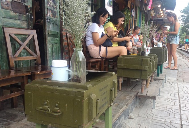 Đoản khúc 'cà phê đường tàu' Bàn cà phê trang trí theo phong cách thời bao cấp (giả hòm đạn). Ảnh: DPV