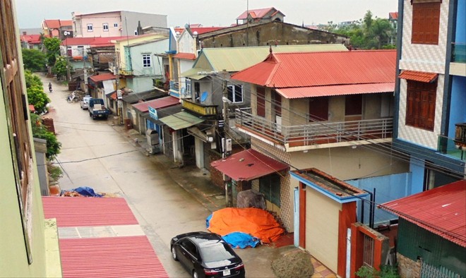 Dãy phố mọc trái phép trên đất nông nghiệp Cán bộ địa chính xã Tam Đa xác nhận, hầu hết các ngôi nhà trên dãy nhà ở thôn Đại Lâm đều xây dựng trái phép trên đất nông nghiệp