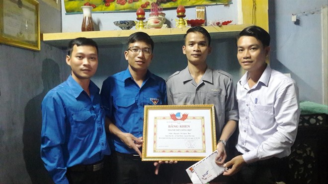Tuyên dương thanh niên cứu hai mẹ con Anh Nguyễn Vũ Quốc Bảo (thứ 2 từ phải qua) nhận Bằng khen của Tỉnh Đoàn, Hội LHTN Việt Nam tỉnh Quảng Nam về hành động dũng cảm cứu người.
Ảnh: H.V