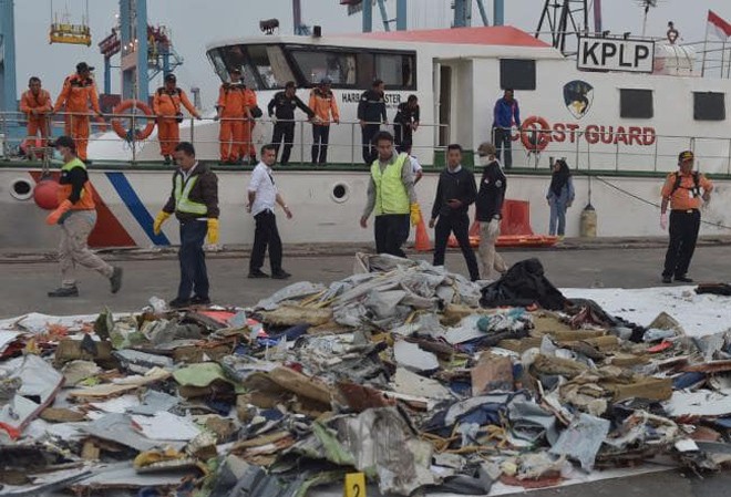 Indonesia có thể đã tìm được chiếc máy bay rơi Mảnh vụn và đồ đạc trên máy bay vớt được từ dưới biển.
Ảnh: Getty Images