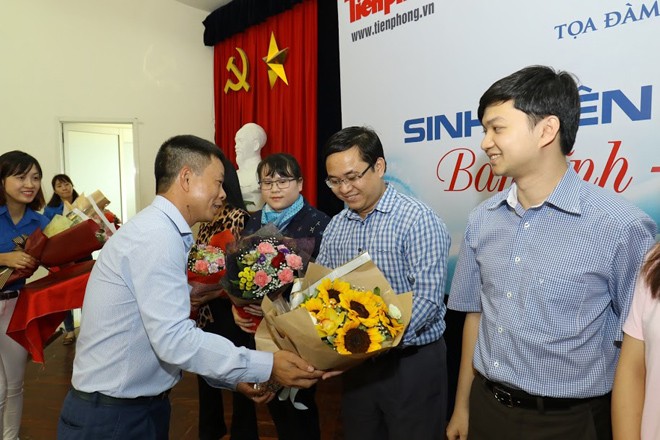 Bản lĩnh, sáng tạo làm chủ kỷ nguyên mới Phó Tổng biên tập Phùng Công Sưởng tặng hoa cho các đại biểu tham gia buổi tọa đàm trực tuyến. Ảnh: Như Ý