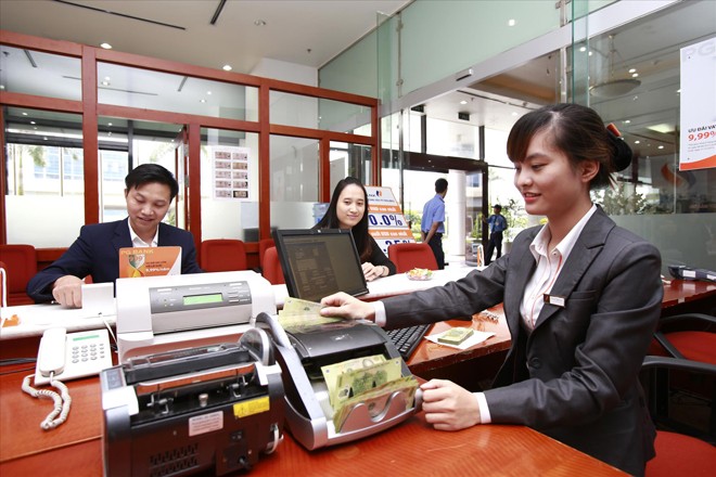 Sức ép tăng lãi suất cho vay đang lớn dần Tăng lãi suất cho vay, các tổ chức tín dụng sẽ vào tầm ngắm xử lý của NHNN. Ảnh: PV