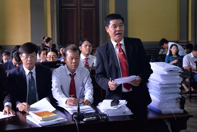 'Đại chiến' Vinasun và Grab: Chưa có hồi kết Ông Trương Đình Quý (Phó Tổng giám đốc Vinasun) cùng các luật sư tại tòa. Ảnh: Văn Minh