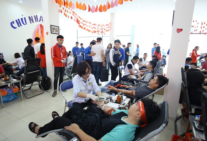 “Bách khoa - Nghìn giọt hy vọng”: Chung tay cùng Chủ nhật Đỏ Hàng trăm sinh viên ĐH Bách khoa Hà Nội tham gia hiến máu tình nguyện vào sáng sớm ngày 26/12. ảnh: như ý