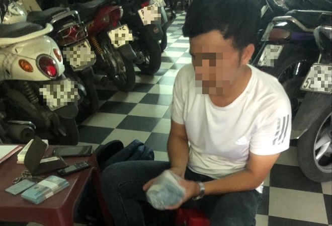 Đổi tiền lẻ 'hét giá' dịp Tết Một điểm đổi tiền trên đường Lê Văn Sỹ (Q.Phú Nhuận) đổi tiền lẻ cho khách (ảnh chụp trưa ngày 7/1). ảnh: U.P