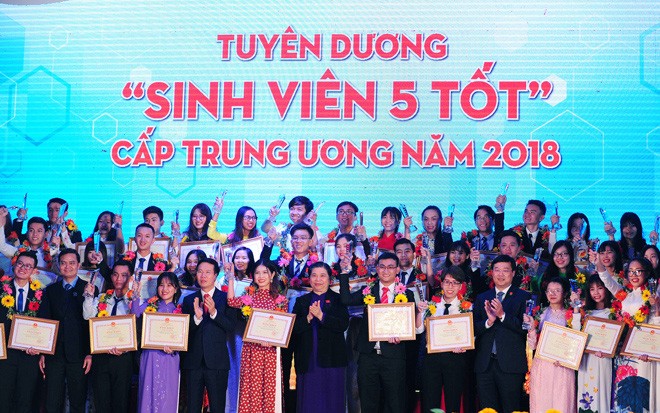 Vinh danh 190 sinh viên xuất sắc 190 sinh viên vinh dự nhận danh hiệu Sinh viên 5 tốt cấp Trung ương năm 2018. ảnh: Xuân Tùng