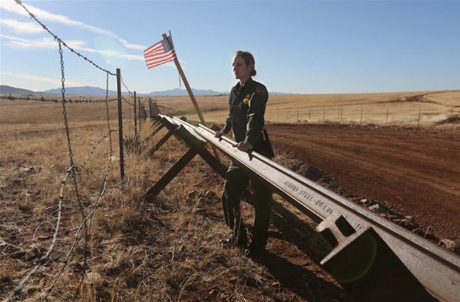 16 bang nước Mỹ kiện Tổng thống Trump Một sỹ quan biên phòng Mỹ nhìn sang phần lãnh thổ Mexico. ảnh: NBC News