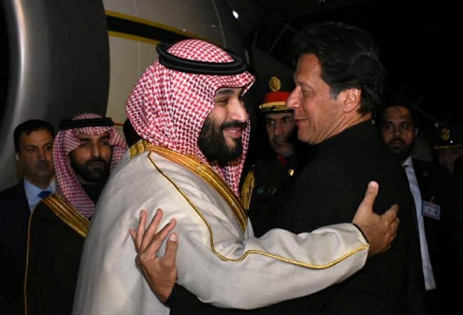 Căng thẳng với Mỹ, Thái tử Ả-rập “xoay trục” sang châu Á Thủ tướng Pakistan Imran Khan đón Thái tử Ả-rập Xê-út Mohammed bin Salman tại sân bay quân sự ở Rawalpindi, Pakistan.ảnh: Getty Images