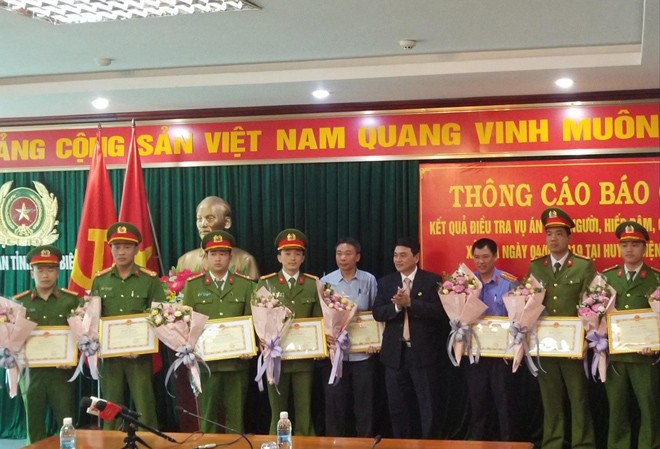 Lãnh đạo tỉnh Điện Biên lên tiếng việc trao thưởng phá án vụ nữ sinh Lãnh đạo UBND tỉnh Điện Biên tặng hoa trao thưởng cho các cá nhân có thành tích tốt trong phá án