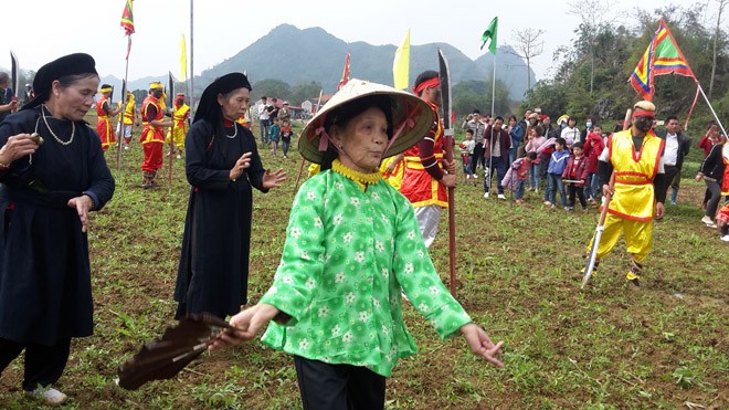 Vì sao Lễ hội có màn rước 'của quí' khổng lồ kém vui? Các bà then múa, khấn đuổi tà ma, hộ tống đoàn rước. Ảnh: Lan Hương