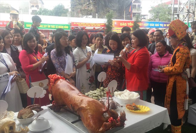 Vui Lễ hội đường phố Kỳ Cùng - Tả Phủ Mâm cỗ không thể thiếu món thịt lợn quay, đặc sản của địa phương. ảnh: Duy Chiến