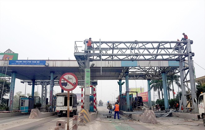 17 trạm BOT sai vị trí, dân phản đối: Nhà nước mua lại giá nào? Trạm thu phí BOT Tân Đệ (Thái Bình) đã phải phá bỏ và chuyển về đúng tuyến đường đã đầu tư - tuyến tránh Đông Hưng,
khi bị người dân phản đối vì đặt sai vị trí. Ảnh: PT
