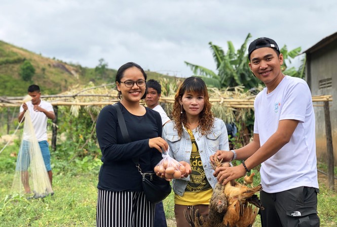 Để giấc mơ Happy Village thành hiện thực Đại diện nhóm tặng mỗi hộ 2 cặp gà giống và trứng gàẢnh: H.T.N