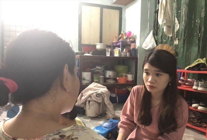 Gã hàng xóm dâm ô bé 5 tuổi, người mẹ nửa đêm đi tìm chứng cứ Chị T kể lại sự việc với phóng viên. Ảnh Yến Nhi