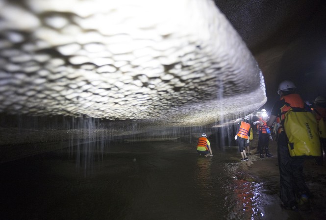 Chuyện chị em đi “cave” Đoàn thám hiểm trong một hang nước ở Thái Nguyên. Ảnh: nam long