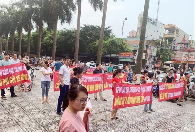 Vụ tự ý đào đường, lắp ống bán nước: Cty đang kinh doanh trái phép? Người dân KĐT Đại Thanh xuống đường căng băng rôn phản đối “Thay đổi nhà cung cấp nước sạch”