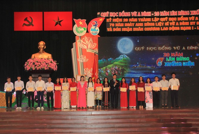 20 năm tiếp bước những ước mơ Trao học bổng cho 20 sinh viên người dân tộc thiểu số. Ảnh: Ngô Tùng