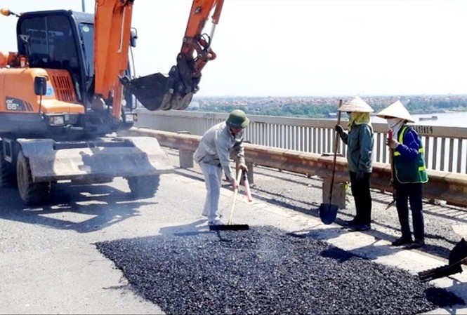 Vì sao năm nào cũng phải sửa cầu Thăng Long? Đã chi hết tiền sửa chữa của năm 2019 nhưng thời điểm tháng 6 mặt cầu Thăng Long vẫn tiếp tục hỏng. Ảnh: Anh Trọng