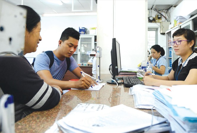 Cuối năm 2019, TPHCM sẽ thực hiện 'chính quyền số' Giải quyết thủ tục cấp giấy chứng nhận nhà đất tại huyện Hóc Môn. Đây là thủ tục người dân còn than phiền nhiều nhất ở TPHCM.Ảnh: H.T