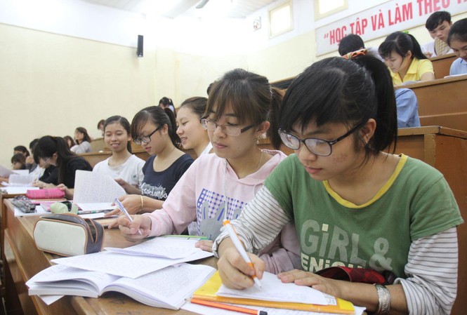 Chuyển giao 'quyền lực' sang hội đồng trường Sinh viên Đại học Quốc gia Hà Nội trên giảng đường. ảnh: hồng vĩnh