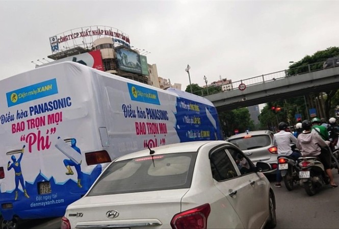 Dán quảng cáo kín xe, nguy cơ mất an toàn giao thông Quảng cáo trùm kín xe của hệ thống siêu thị Điện máy xanh