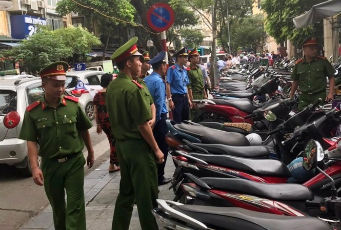 Tái diễn 'chặt chém' gửi xe quanh các bệnh viện lớn ở Hà Nội Lực lượng liên ngành kiểm tra, xử lý vi phạm vỉa hè khu vực tại Bệnh viện
Việt Đức
