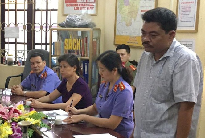 Ðiều tra bổ sung vụ gian lận điểm thi tại Hà Giang Bị can Nguyễn Thanh Hoài nghe đọc quyết định khởi tố - Ảnh công an cung cấp