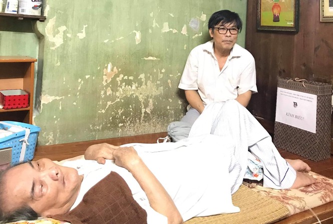 Tháng 7, thăm nhà văn 'Búp sen xanh' Tác giả "Búp sen xanh" cùng con trai