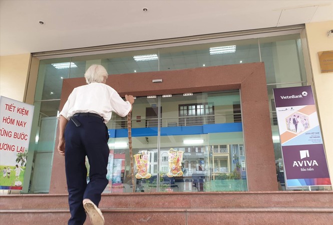 Nở rộ lừa đảo qua điện thoại, internet: Ly kỳ cán bộ về hưu bị lừa 500 triệu Ngày 22/8, ông H. lại thẫn thờ tìm đến ngân hàng, nơi mà ông đã viết giấy chuyển tiền cho bọn lừa đảo