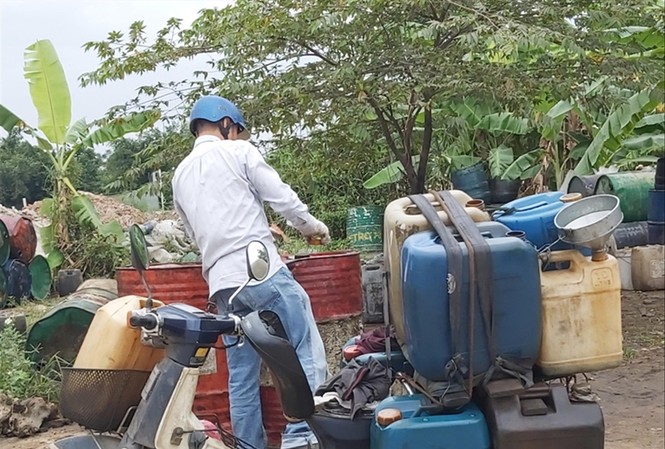 Từ sự cố nước sạch sông Đà: Dầu thải mua bao nhiêu cũng có Dầu thải tại các cửa hàng sửa chữa xe máy, ô tô được thu mua với giá 4.000-6.000 đồng/lít