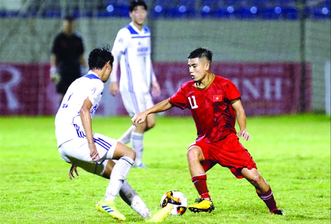 Nhiều tuyển thủ U21 đủ sức lên tuyển U22 Việt Nam Tiền vệ Trần Văn Bửu (phải) được HLV Dương Hồng Sơn tiến cử cho HLV Park Hang Seo