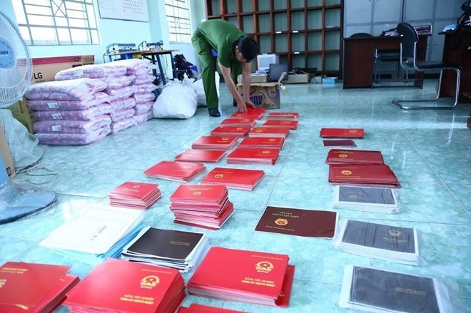 Để chứng chỉ như 'giấy phép con', Bộ trưởng Nội vụ nhận khuyết điểm Phôi văn bằng chứng chỉ bị cơ quan chức năng Hà Nội thu giữ. ảnh: PV