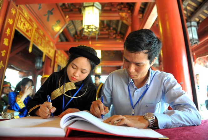Hiện thực những ước mơ chinh phục đỉnh cao Tiến sĩ Vòng Bính Long ghi sổ vàng tại Văn Miếu - Quốc Tử Giám chiều 11/11. Ảnh: Xuân Tùng