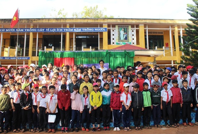 H'Hen Niê sẽ tìm cách gỡ khó khăn để học sinh quê nhà được đến lớp Hoa hậu H' Hen chụp ảnh lưu niệm với học sinh, giáo viên trường THCS Lê Hồng Phong.