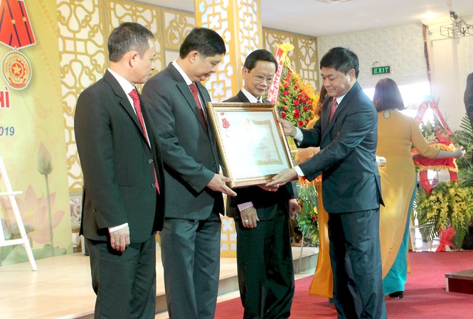 Sở Giáo dục và Đào tạo tỉnh Đắk Lắk đón Huân chương Lao động hạng Nhì Sở GD&ĐT Đắk Lắk đón nhận Huân chương Lao động hạng Nhì.