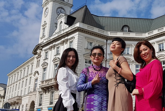 Gương mặt thí sinh 'Tôi yêu tiếng nước tôi' Nhóm thí sinh “Tôi yêu tiếng nước tôi” chụp ảnh ở khu vực Dinh Tổng thống Ba Lan.