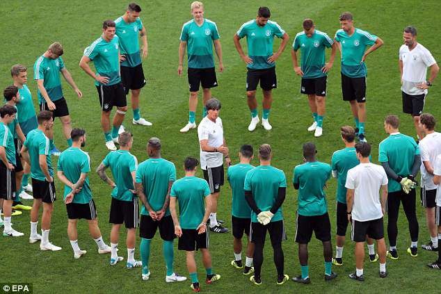 'Sống mái' với Thụy Điển, HLV tuyển Đức khăng khăng bảo vệ trò cưng HLV Joachim Low tự tin đánh bại Thụy Điển.