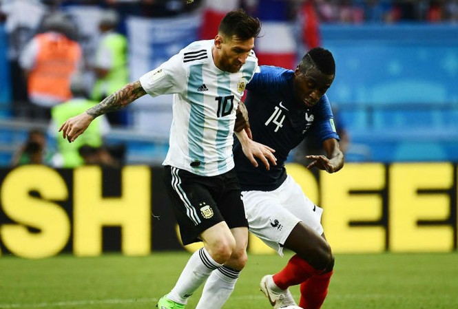 Tuyển Pháp trả giá cho trận thắng Argentina Blaise Matuidi giúp Pháp phong tỏa Lionel Messi.