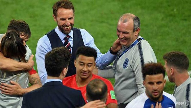 HLV tuyển Anh 'nổ' tưng bừng sau trận thắng ‘vỡ tim’ trước Colombia HLV Gareth Southgate chia vui với các học trò.