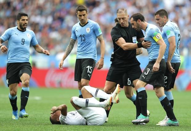 Học Neymar ăn vạ, Mbappe suýt bị đội trưởng Uruguay 'nuốt sống' Kylian Mbappe suýt bị đánh vì ăn vạ quá lố.