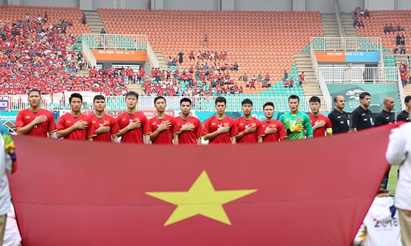 Chân dung 11 cầu thủ U23 Việt Nam xuất trận trước U23 Hàn Quốc Olympic Việt Nam nghiêm trang hát Quốc ca trong lễ chào cờ đầu trận. Ảnh: VnExpress