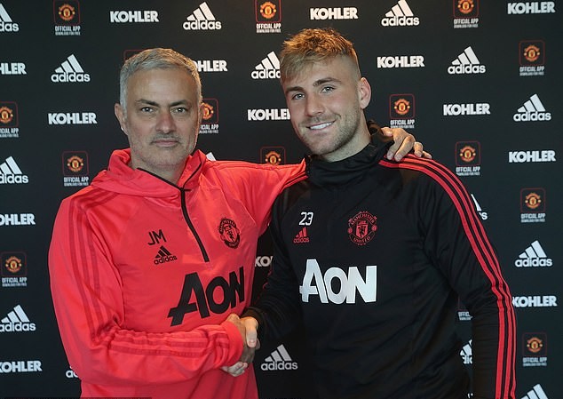 M.U chính thức giữ chân thành công trụ cột hàng thủ Luke Shaw rạng rỡ ký hợp đồng mới