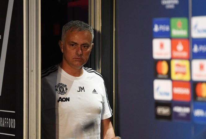 M.U lại trễ giờ, Mourinho cuốc bộ vào Old Trafford HLV Jose Mourinho phải đi bộ vào sân vì tắc đường