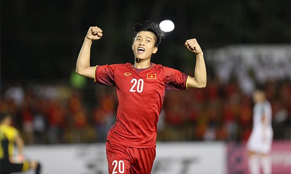 Chấm điểm tuyển thủ Việt Nam 2-1 Philippines: Hai Đức cùng ‘nổ’ Văn Đức ăn mừng bàn nâng tỉ số lên 2-1.
