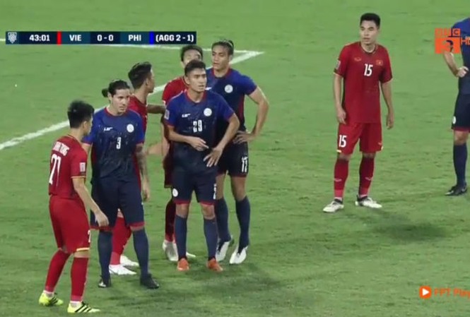 VIDEO: Đánh nguội Văn Hậu, sao Philippines thoát thẻ phạt khó hiểu Amani Manuel Aguinaldo đánh nguội Văn Hậu. Ảnh chụp màn hình.