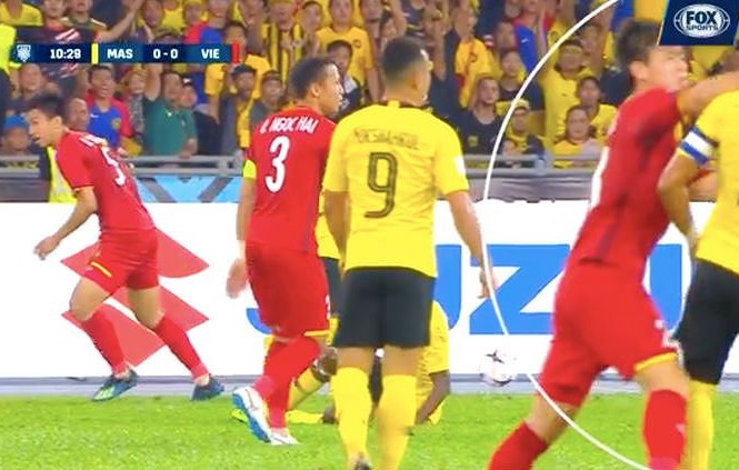 CĐV Malaysia đòi trọng tài rút thẻ đỏ đuổi Duy Mạnh Tình huống gây tranh cãi của Duy Mạnh. Ảnh: Fox Sports