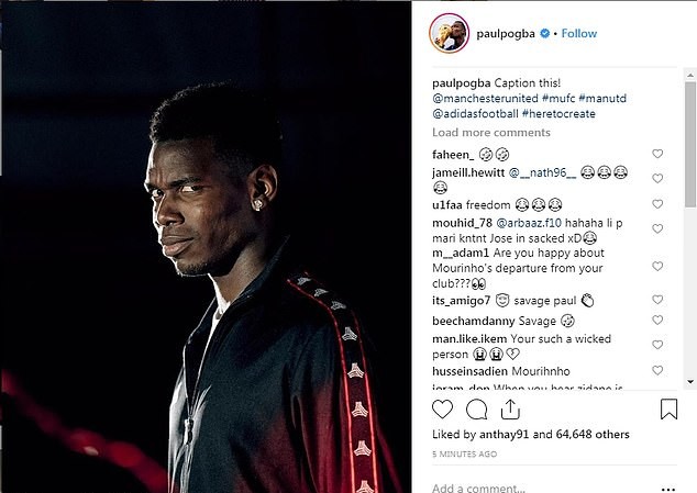Paul Pogba mỉm cười đầy khó hiểu khi Mourinho bị M.U sa thải Hình ảnh gây tranh cãi của Paul Pogba