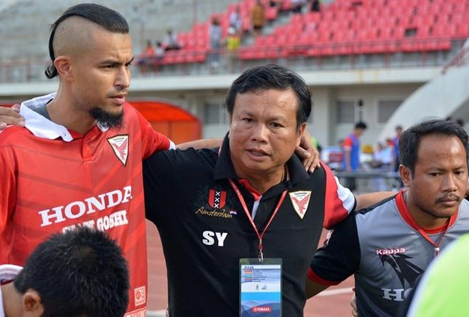'Người đóng thế' trên ghế huấn luyện tuyển Thái Lan là ai? Sirisak Yodyardthai khi còn dẫn dắt Thai Honda