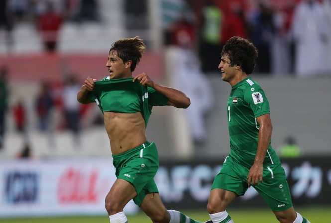 Iraq theo bước Iran vào vòng 1/8 Asian Cup 2019 Mohanad Ali ăn mừng bàn mở tỉ số